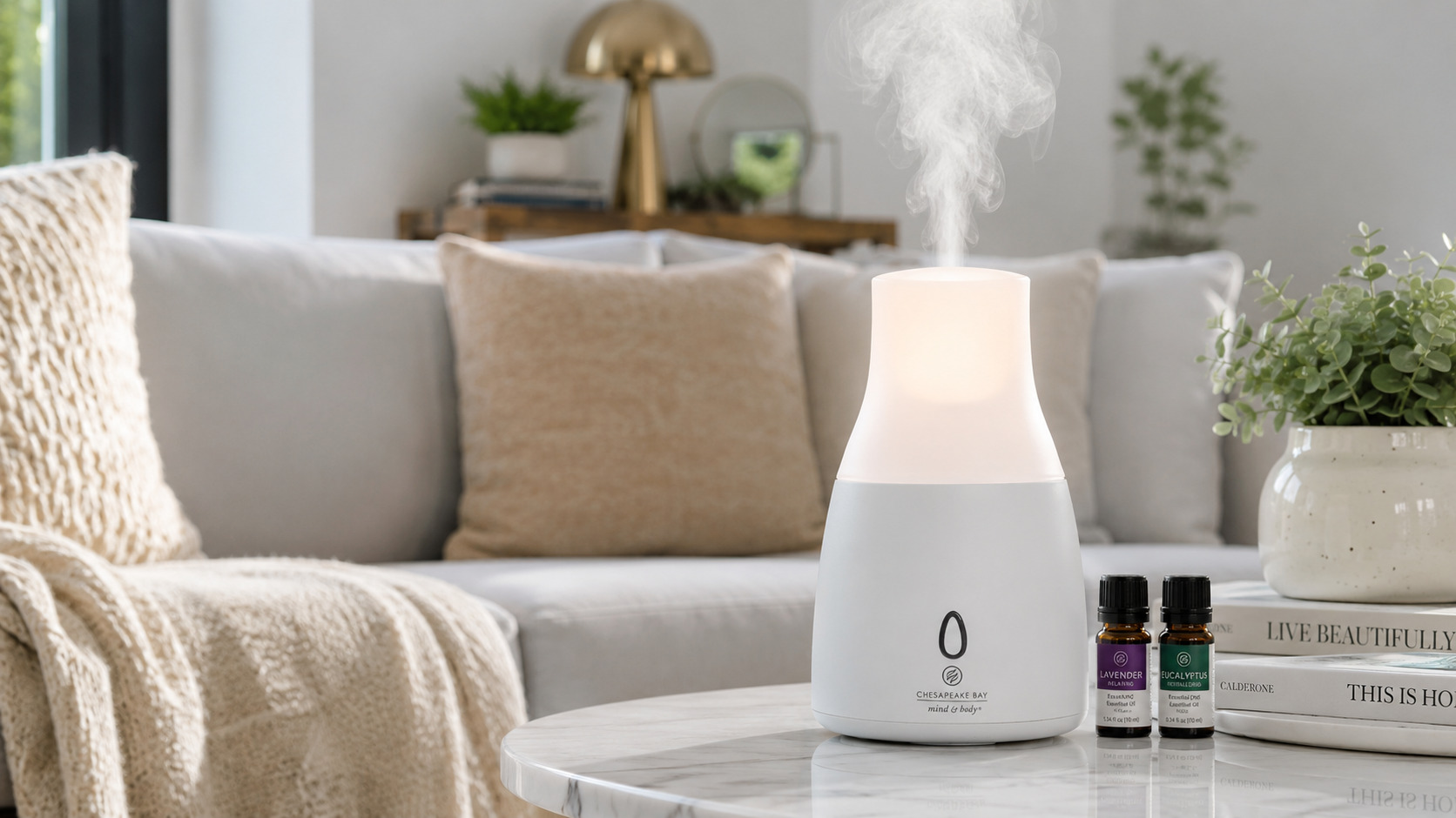 Moderní aroma difuzér s jemnou mlhou a přírodními esenciálními oleji v minimalistickém obývacím pokoji